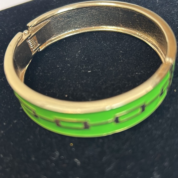 Kelly Green / Goldtone Shiny Enamel Metal Hinged Bangle Bracelet OSFM - Picture 3 of 5